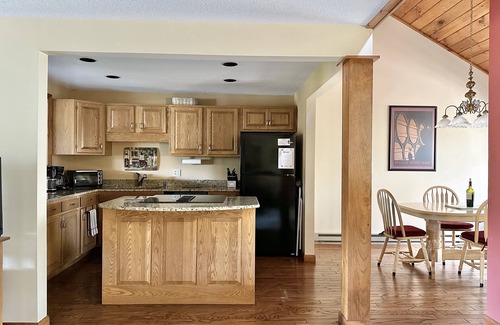 North Conway Condo | Spacious 3BR - 5 mins to Echo Lake & Storyland - Comfy & perfect for Families!