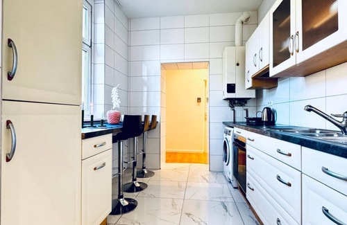 Liesing Apartment | Spacious 3BR Apartment Near Kaufpark Alterlaa