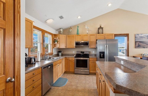 Bermuda Bay Condo | Spacious 3BR Condo: Pool, Gym & 5-Min Beach Drive