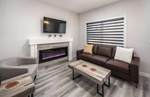 Lynnwood Ridge House | Spacious 3BR Duplex, Near Downtown & Shopping! FREE Banff Pass, Netflix, Wine, Parking! Group of up to 16 - Ask us!