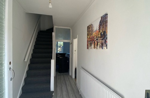 Bensham Manor House | Spacious 3BR Home – Family & Contractor Friendly