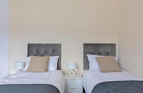 Turkey Street Apartment | Spacious 3BR House in Enfield North London with Garden, Perfect for Contractors and Relocators