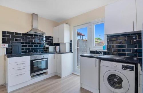 Turkey Street Apartment | Spacious 3BR House in Enfield North London with Garden, Perfect for Contractors and Relocators