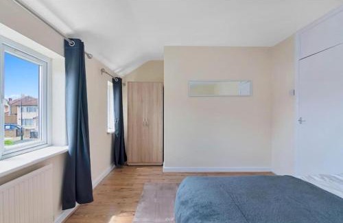 Turkey Street Apartment | Spacious 3BR House in Enfield North London with Garden, Perfect for Contractors and Relocators
