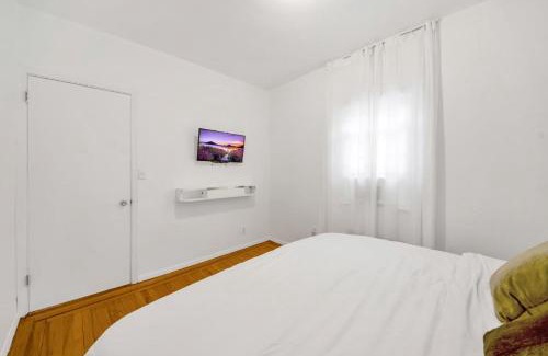 Southeast Yonkers House | Spacious 3BR Luxe Escape near NYC