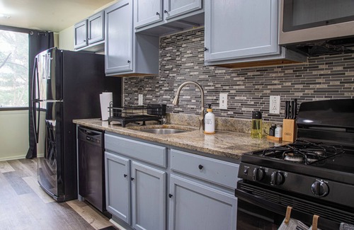 Alexandria West Condo | Spacious 3BR Near DC & Old Town w/Free Parking