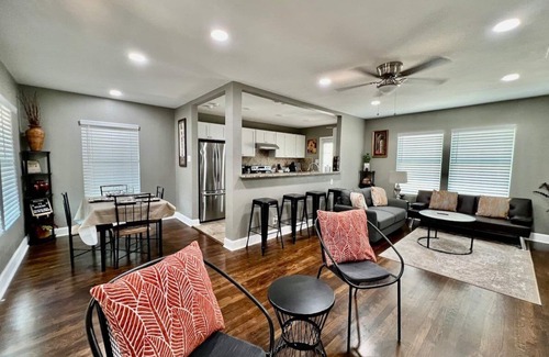 Jefferson House | Spacious 3BR Woodlawn Home Med Center Area Extended Stay Wi-Fi W/D SA