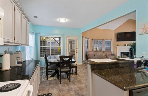 Savannah House | Spacious 4 Bedrooms with PRIVATE POOL & enclosed PATIO between Downtown & Tybee