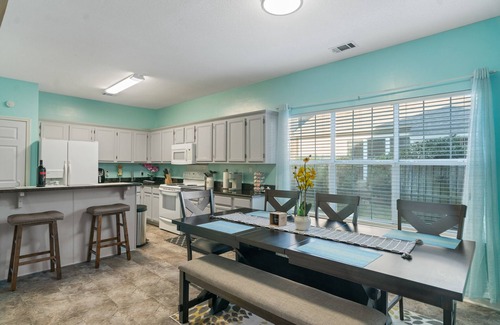 Savannah House | Spacious 4 Bedrooms with PRIVATE POOL & enclosed PATIO between Downtown & Tybee