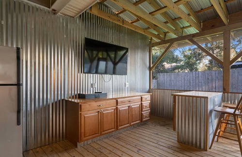 Savannah House | Spacious 4 Bedrooms with PRIVATE POOL & enclosed PATIO between Downtown & Tybee