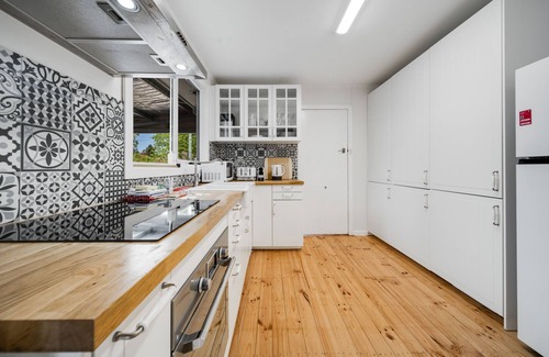 Ainslie House | Spacious 4-bed Family Home in Tranquil Setting