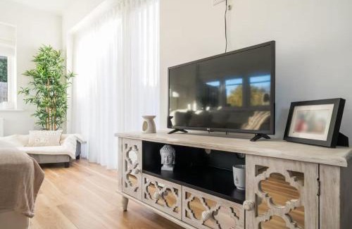 Moggerhanger House | Spacious 4 Bed Home for Contractors & Families