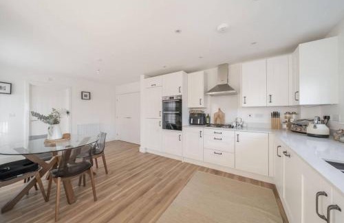 Moggerhanger House | Spacious 4 Bed Home for Contractors & Families