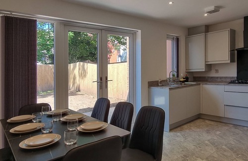 Trafford House | Spacious 4-Bed Home with Parking