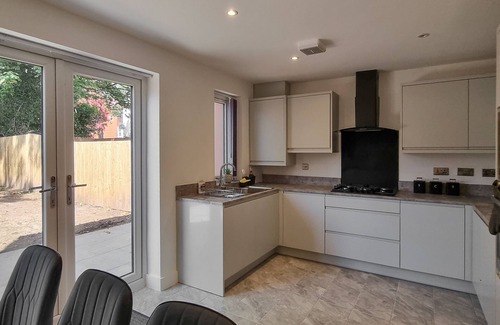 Trafford House | Spacious 4-Bed Home with Parking