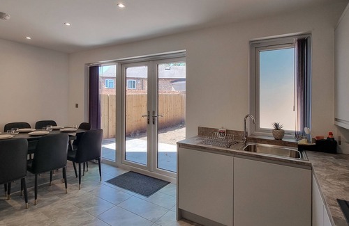 Trafford House | Spacious 4-Bed Home with Parking
