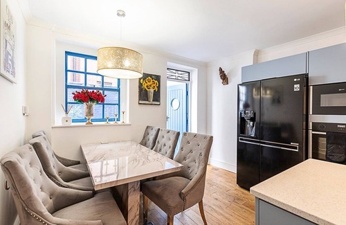 Aldgate House | Spacious 4-Bed House near Liverpool St