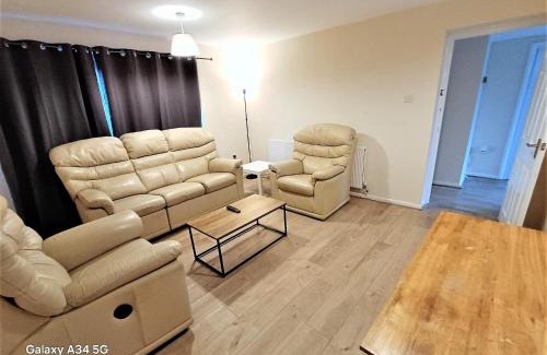Stevenage Apartment | Spacious 4 bed House - Stevenage