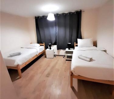 Stevenage Apartment | Spacious 4 bed House - Stevenage