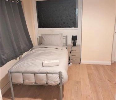 Stevenage Apartment | Spacious 4 bed House - Stevenage