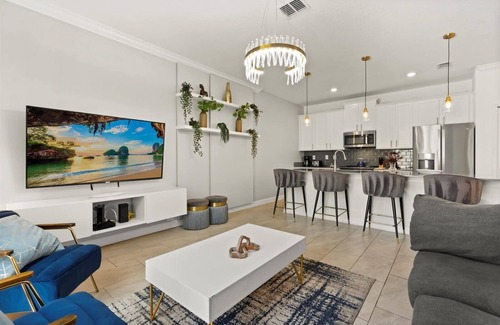 Four Corners House | Spacious 4 Bed Town Home with Splash Pool-960LS