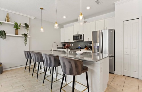 Four Corners House | Spacious 4 Bed Town Home with Splash Pool-960LS