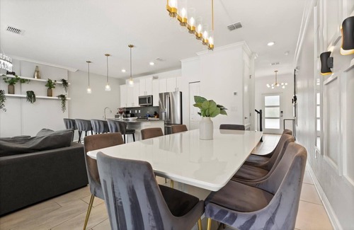 Four Corners House | Spacious 4 Bed Town Home with Splash Pool-960LS