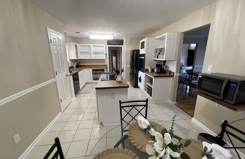 Warner Robins House | Spacious 4 Bedroom home that sleeps up to 8 guest