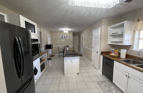 Warner Robins House | Spacious 4 Bedroom home that sleeps up to 8 guest