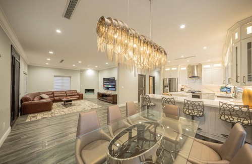 Burbank House | Spacious 4-bedroom, 4.5bath house in peaceful Burbank