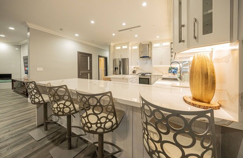 Burbank House | Spacious 4-bedroom, 4.5bath house in peaceful Burbank