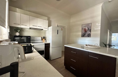 Hamilton Apartment | Spacious 4-Bedroom Apartment with AC & WiFi in Hamilton. Centre of Eat St.