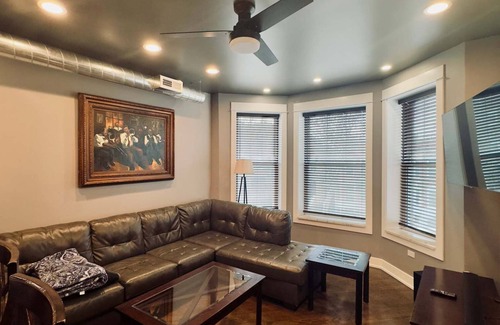 North Lawndale Apartment | Spacious 4-bedroom apartment with WiFi, AC in gorgeous Chicago