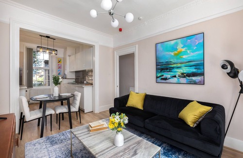 Camden Town Apartment | Spacious 4-bedroom apartment with AC and fitness room in marvelous London