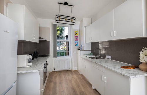 Camden Town Apartment | Spacious 4-bedroom apartment with AC and fitness room in marvelous London