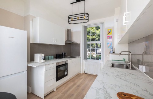 Camden Town Apartment | Spacious 4-bedroom apartment with AC and fitness room in marvelous London
