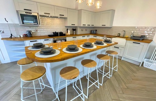 Doncaster Apartment | Spacious 4 Bedroom Duplex with Free Private Parking - Central Location, Near Doncaster Racecourse - Sleeps 7