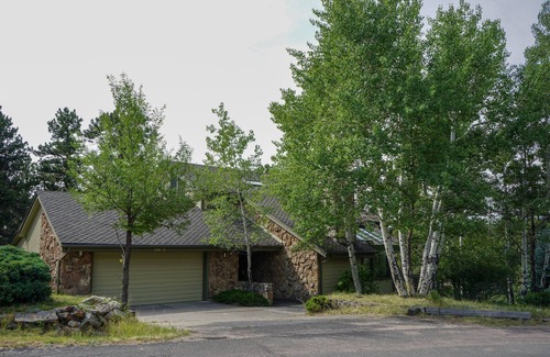 Hiwan Estates And Fairway House | Spacious 4 bedroom family mountain home.