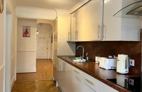 Lewisham Apartment | Spacious 4 bedroom ground floor apartment with indoor pool and offroad parking