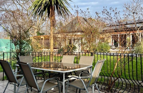 Lewisham Apartment | Spacious 4 bedroom ground floor apartment with indoor pool and offroad parking