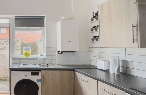 Liverpool House | Spacious 4-Bedroom House with 4 Bathrooms & Free Parking