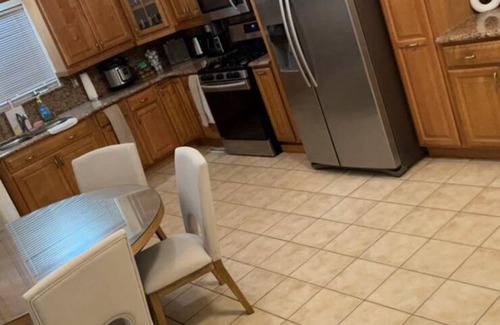 Bridgeview House | Spacious 4-bedroom house in fabulous Bridgeview with fitness room, WiFi