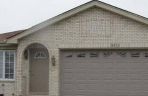 Bridgeview House | Spacious 4-bedroom house in fabulous Bridgeview with fitness room, WiFi