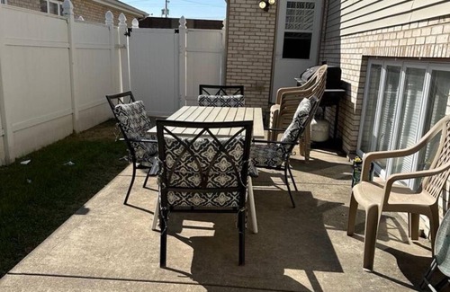 Bridgeview House | Spacious 4-bedroom house in fabulous Bridgeview with fitness room, WiFi