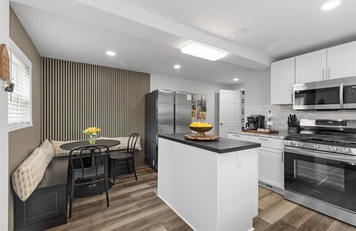 Pittsburgh House | Spacious 4 bedroom House with Firepit, Pool Table, Games, and King Beds
