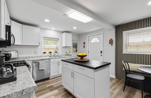 Pittsburgh House | Spacious 4 bedroom House with Firepit, Pool Table, Games, and King Beds