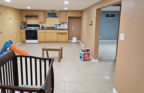 Edison House | Spacious 4-Bedroom Home in Edison Perfect for Your Stay, Direct Train to NYC!