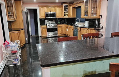 Edison House | Spacious 4-Bedroom Home in Edison Perfect for Your Stay, Direct Train to NYC!