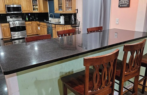 Edison House | Spacious 4-Bedroom Home in Edison Perfect for Your Stay, Direct Train to NYC!