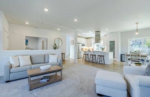 Eugene House | Spacious 4-bedroom home with A/C and WiFi in charming Eugene, Near Duck Stadium!